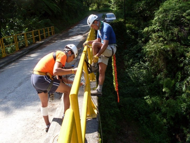  Rappelling on bridges 